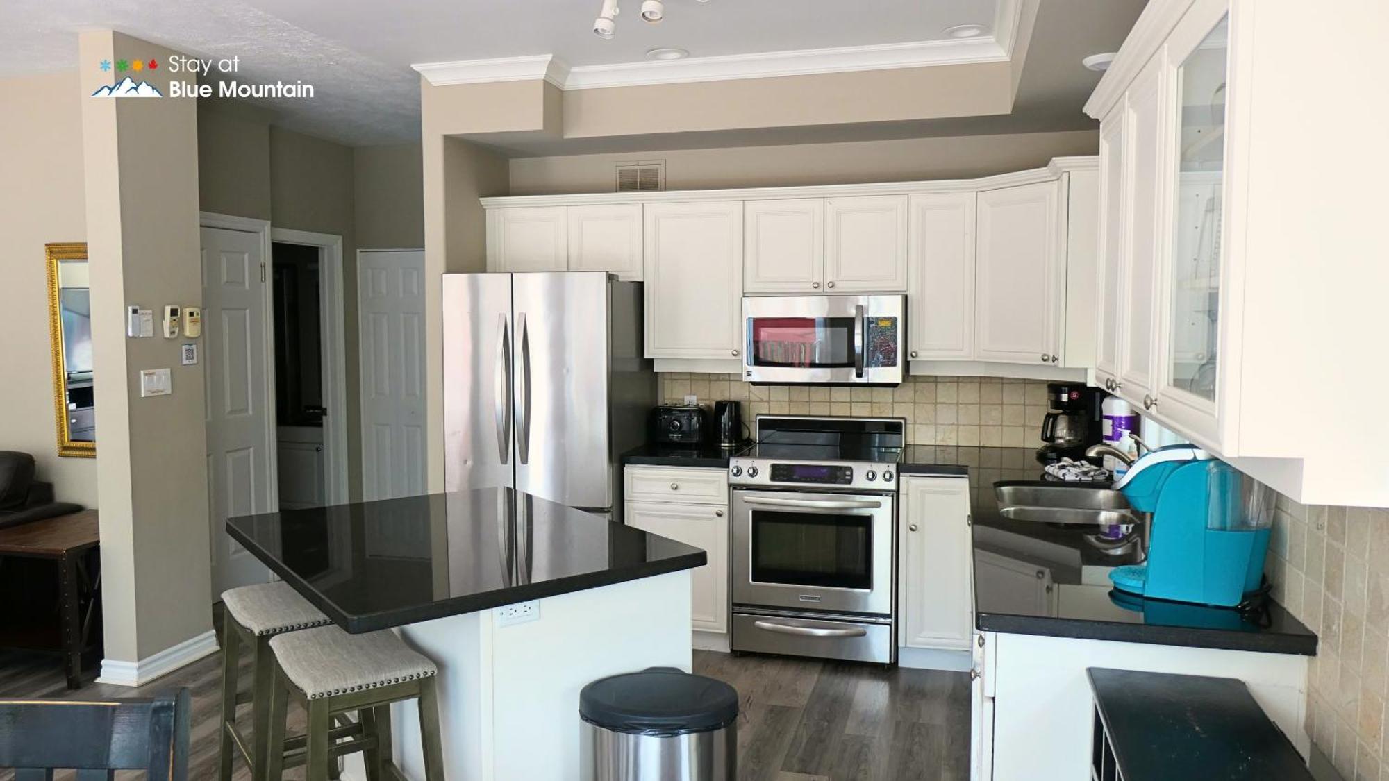 5 Bedrooms, Mountain Views, Steps From Blue Mountain Village, Hot Tub, Bbq * Blue Mountains
